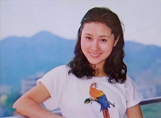 丁岚：曾火遍全国移居国外，回国经商成亿万富婆，58岁仍孤身一人