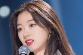 因失误获张艺谋赏识，不听李健劝告的单依纯，如今在圈内自讨苦吃图片