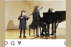 霍启刚4岁女儿首次登台表演，举手投足尽显名媛气质，拉琴气场强图片