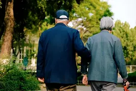 建议儿女：多给父母囤这5种零食，好吃营养又不贵，千万别错过图片