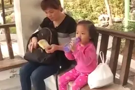 香港穷人住的“棺材房”，面积比台球桌略大，吃饭睡觉都在马桶边图片