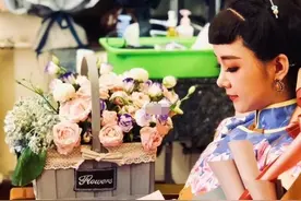 李小萌晒一家四口，大儿子帮弟弟洗澡太懂事，王雷揽住老婆好亲密图片