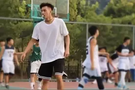 体育老师长得太帅，高中女生看到后尖叫不已，老师无奈只好教初中图片