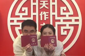 春节我在岗 | “医护夫妻”新婚后首个春节“云团圆”图片