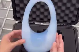 奢侈品从不坑穷人！2万的包一碰就碎，空气做成包，1万2的垃圾袋图片