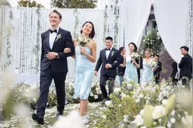 魏晨婚礼现场照来了，新娘穿大露背婚纱美得优雅，伴郎伴娘团曝光图片