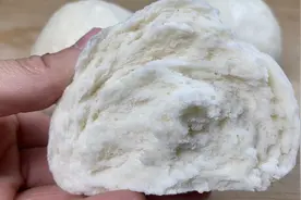 发面时，不能只放酵母和糖，多加这1样，馒头比面包都蓬松！图片