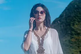 港姐冠军朱晨丽坐游艇出海，穿短裤身材出众，22寸小蛮腰太吸睛图片