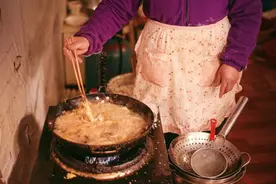 过年炸东西，学会这种“万能面糊”就行了，炸啥都酥香，不回软图片