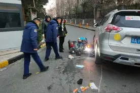 小区内外卖员被卷车底 消防员紧急救援图片