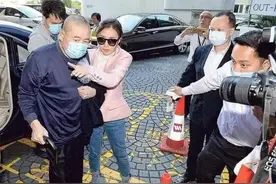 “花心富豪”刘銮雄低调露面，搂抱娇妻状态好，拍卖名酒大赚一笔图片