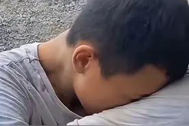 19岁男孩辍学打工，情绪崩溃在工地大哭。网友：厄运专挑苦命人图片