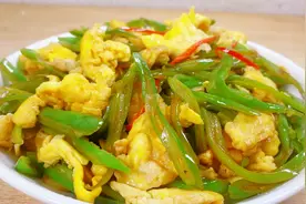 韭菜靠边站，原来鸡蛋和它更绝配！5分钟炒一盘，尝鲜营养两不误图片