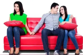 女子听信闺蜜的话与丈夫离婚，刚走出民政局就后悔得直扇自己耳光图片