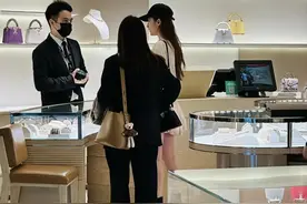 刘亦菲迪拜被偶遇，逛奢侈品店2个助理随行，拒绝合影签名惹争议图片
