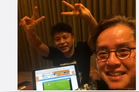 谭咏麟走出桃色绯闻风波，晒合照为李克勤庆生，一起看球赛感情好图片