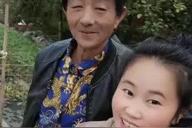 南昌：女孩和60岁老汉相恋引争议，称老汉有魅力，网友：输在哪里图片