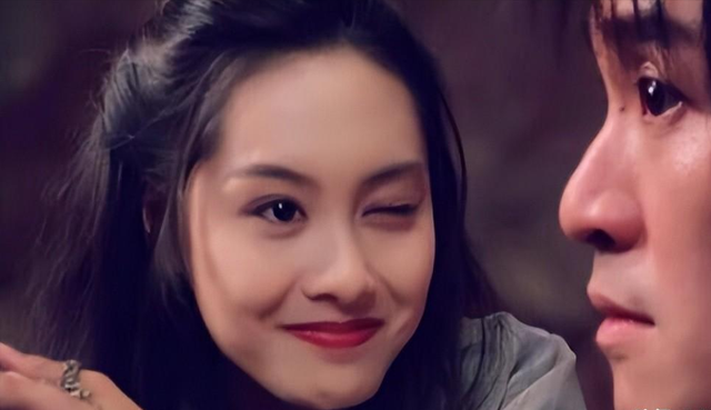 美女港星朱茵：住深山，一辆破车开26年，为何还要执意嫁给黄贯中
