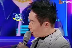 素人长得很像黄家驹，黄贯中盯着他看了半天，缓缓说道：好久不见图片