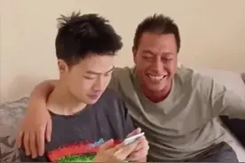 云南一男孩高考分数被屏蔽，爸爸激动得红了眼眶，最后控制不住哭了，妈妈也是喜极而泣...图片