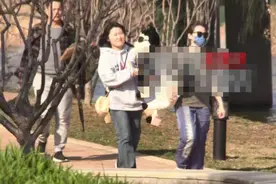 37岁张靓颖素颜逛公园！穿着随意腰间似有赘肉，蹲地拍照不怕脏图片