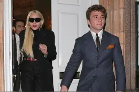 63岁麦当娜罕见外出，没了滤镜脸庞仍水润，双下巴明显双手更粗糙图片