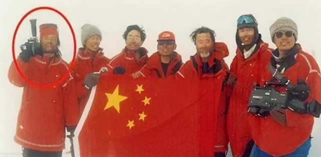 毕福剑现身网红聚会，跷二郎腿叼烟没人理，网友：太把自己当回事