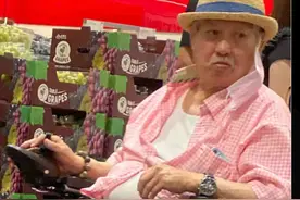 72岁洪金宝坐轮椅逛深圳Costco！排队买披萨试吃解馋，减肥被打脸图片