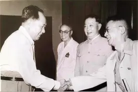 老舍整整十年无小说问世，和毛主席闲聊后，创作了半部伟大的作品图片