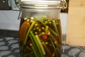 这才是腌蒜苔正确做法，简单几步，酸甜下饭，脆嫩入味，越吃越香图片