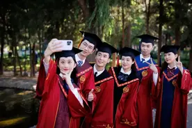 全新亮相！中国人民大学新版学位服官宣！图片