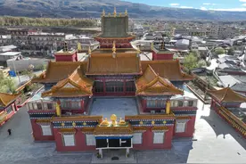 甘孜超美白塔，不收门票却十分壮观，金碧辉煌图片