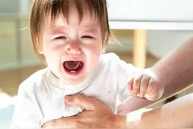 宝宝一哭就抱会惯坏吗？其实这个年龄段，越惯越聪明图片