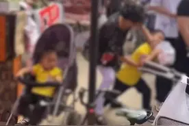 女子强行调换榴莲孩子哭喊劝阻，拍摄者：她嫌肉太少，要商家调换被拒，孩子很懂事，但她的做法不妥图片