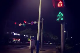 不小心红灯闯了一半，是开过去还是停在路中间？看看老司机怎么说图片