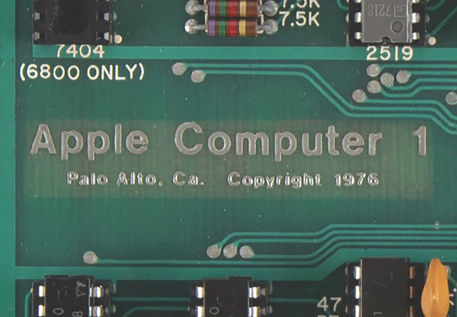 罕见苹果Apple-1电脑拍出47.5万美元高价，超预估价近60%