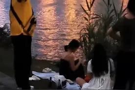 两女子江边露营点外卖，不写地址不接电话，外卖小哥找到后竟然…图片