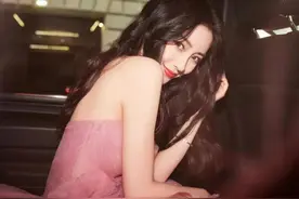 杨颖纽约活动美若公主，神秘男子亲密举动疑似新欢，黄晓明别看！图片