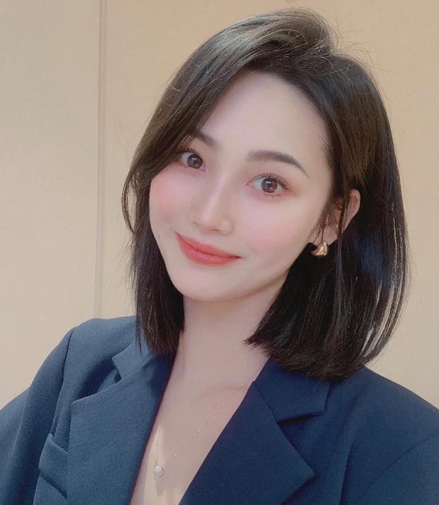 女人四十岁后烫发,多选这3种,气质又时尚