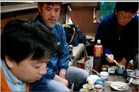 日本开始吃“乌鸦刺身”了？吓得政府赶紧阻止：别吃，危险！图片