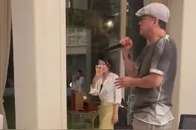 49岁杨坤高档饭店聚会！喝到脸通红当众提裤子，妙龄女子对其狂拍图片
