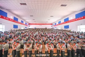 荣耀时刻！武警天津总队千余名新兵授衔图片