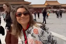 巴西第一夫人逛故宫太嗨皮！大红裙配印花衣美翻，总统把她宠上天图片