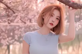 网红聂小雨拍旗袍写真，用脚挠痒、高抬腿引争议，网友：建议封杀图片