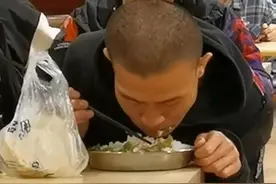 韦东奕理发引关注，吃饭都在赶时间，网友期待有人能照顾他图片