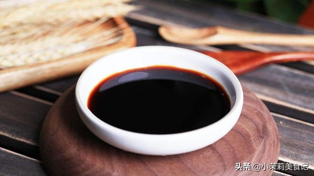 买酱油，要分清“酿造酱油”和“配制酱油”，看准3处挑出好酱油