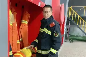 新消防员的“下队汇报”图片