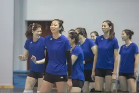 中国女排集训，昔日助教安家杰成人大代表，祝贺图片