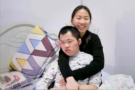 95后女孩王倩：独自照顾脑瘫弟20年，25岁不敢找对象，怕拖累别人图片