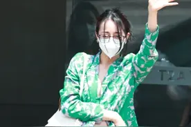 迪丽热巴机场主动打招呼超开心，背网袋像赶集，身材比空姐还出挑图片